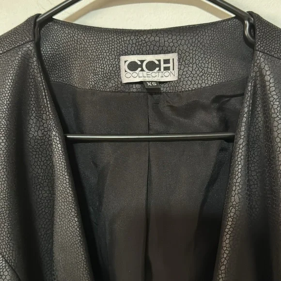 CCH Collection Black Faux Leather Crop Drape Style Blazer Jacket Sz XS - Picture 2 of 6